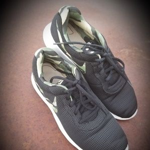 Nike Tanjun Premium Camo Mens 876899-200 Black Mus